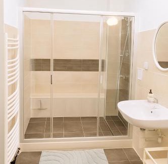 Prague 10 Casa | Ubytování nad kostelem pro ženy a páry