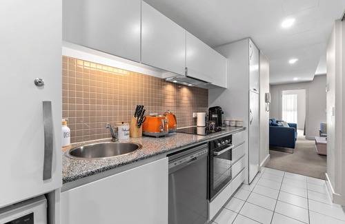 Glenelg Apartamento | Ultima Escapes · Glenelg Beachfront Bliss · Beach View Pool Gym Parking Wi-Fi