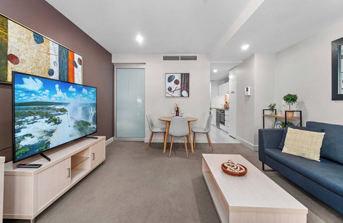 Glenelg Apartamento | Ultima Escapes · Glenelg Beachfront Bliss · Beach View Pool Gym Parking Wi-Fi