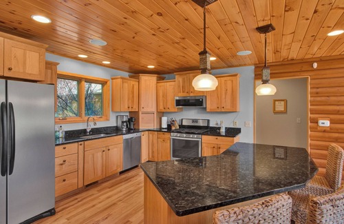 Mauston Cabina | Ultimate All-Season Cabin w/ Private Swimming & Fishing Pond at Castle Rock Lake