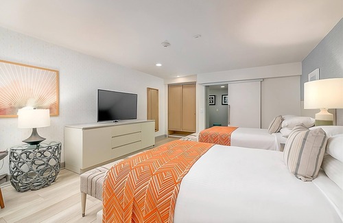 Carlsbad Village Hotel | Ultimate Beach Break in Carlsbad! Two Comfortable Units, Yoga Kit, Pool, Sundeck