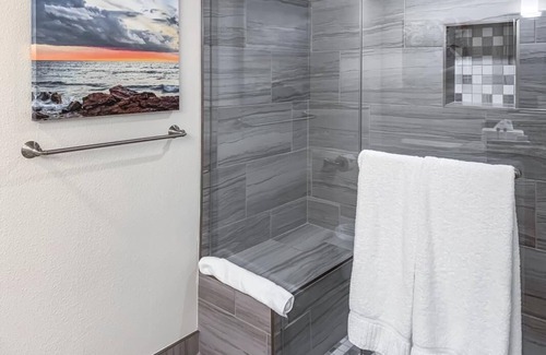 Capistrano Beach Complejo | Ultimate Beach Vacation! 2 Modern Units, Pool, Parking, Close to Pines Park