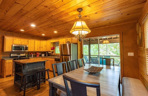 Martin Cabina | Ultimate Entertainment Lakefront Cabin w/ Theater & Game Room!