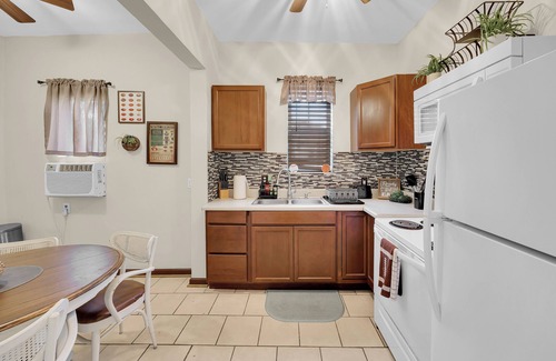 Urban Core Casa | Ultimate Game House Retreat – Sports Lover’s Paradise 7 Min to Jags Stadium