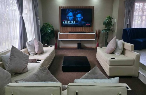 Witfield Casa | Ultimate Getaway:Entertainer's Dream 4BR House with Bar,Game R,&Dual Living Area