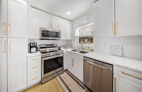 Carrollwood Casa | Ultimate Vacation Spot: Pool, Mini Golf & Hammock!