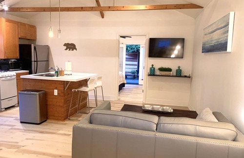 Sherman Oaks Casa | Suite de huéspedes ultra contemporánea ubicada en el corazón de Sherman Oaks