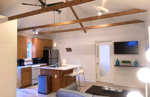 Sherman Oaks Casa | Suite de huéspedes ultra contemporánea ubicada en el corazón de Sherman Oaks