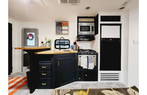 Tukwila Casa | Ultra lux tiny home w/hot tub, queen bed, nature.