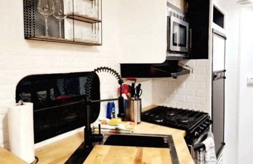 Tukwila Casa | Ultra lux tiny home w/hot tub, queen bed, nature.