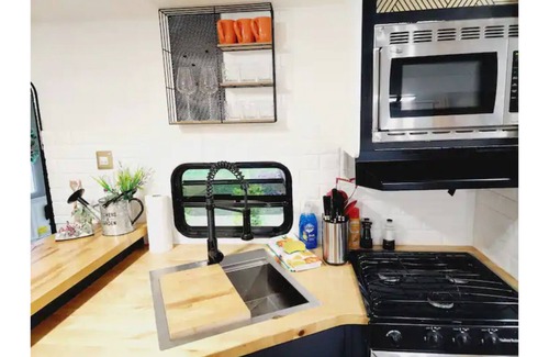 Tukwila Casa | Ultra lux tiny home w/hot tub, queen bed, nature.