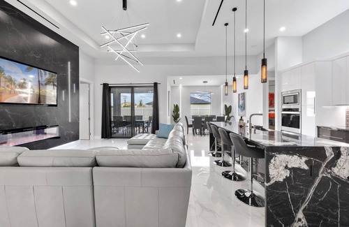 Mariner Casa | Ultra Modern Home w Heated Salt water Pool pet friendly