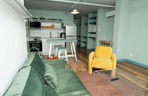 East Market District Apartamento | Umbra – Innovator’s Hideaway with Modern Murphy Bed