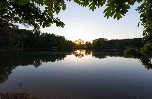 Martin Casa | Uncork, Unwind & Relax @ our Lake Front Cottage