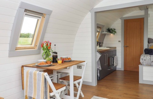 Totnes Cabaña | UNDER OAK POD, pet friendly, with hot tub in Totnes