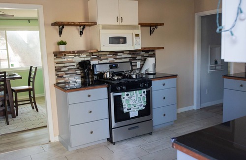 Broadmoor Casa | Under the Oak in Shreveport - Close to Barksdale, Hospitals, Downtown, and more!