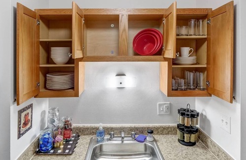 Wauwatosa Apartamento | Underground Parking,Near Froedtert, King Bed, Fast WiFi
