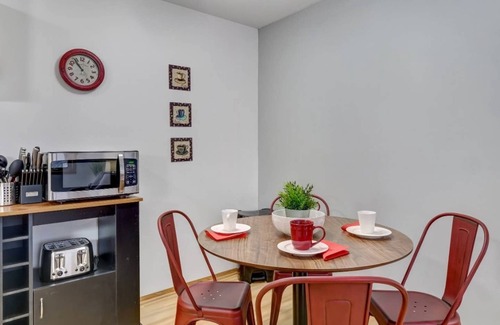 Wauwatosa Apartamento | Underground Parking,Near Froedtert, King Bed, Fast WiFi
