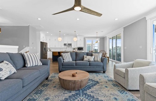 Sunset Beach Casa | Undoer of Knots is a luxurious beach home with 6 bedrooms designed for relaxation.