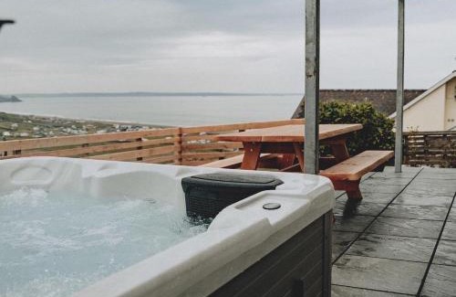 Penycwm Apartamento | Unforgettable sea views, Hot tub, Modern property