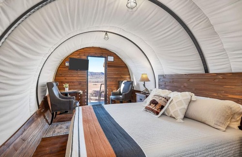 Virgin Cabina | Unforgettable Western Wagon #35 w/ 1 King Bed, Gas Fire Pit and Gas BBQ Grill