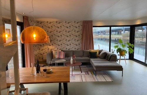 Noord Apartamento | Unieke woonark met privétuin en free parking.