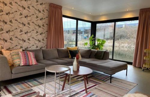 Noord Apartamento | Unieke woonark met privétuin en free parking.