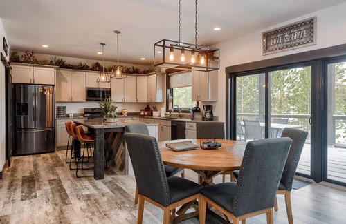 Lead Cabina | Unique 3800+ Sq. Ft. Lodge w/ Game Room, Open Plan, Hot Tub, and Clubhouse!