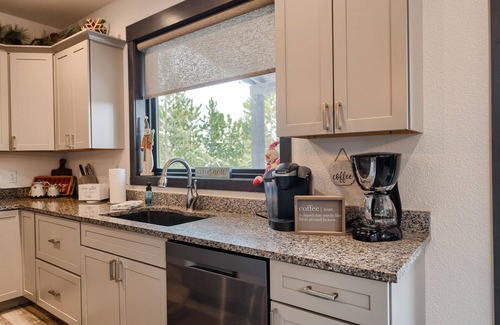 Lead Cabina | Unique 3800+ Sq. Ft. Lodge w/ Game Room, Open Plan, Hot Tub, and Clubhouse!