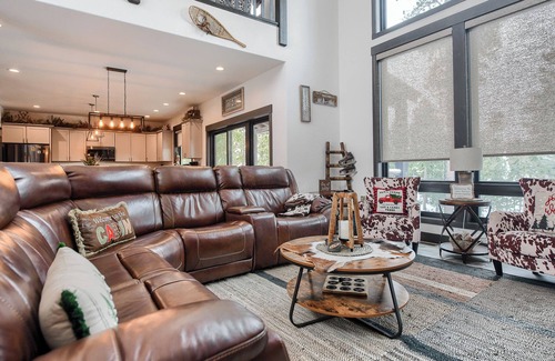 Lead Cabina | Unique 3800+ Sq. Ft. Lodge w/ Game Room, Open Plan, Hot Tub, and Clubhouse!