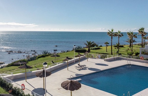 Casares del Mar Apartamento | Apartamento único frente a la playa: modernas y fantásticas vistas al mar y acceso directo a la playa