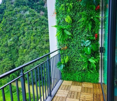 Ulu Kinta Apartamento | Unique Boho Style Condo with NETFLIX for up to 5PAX - Enjoy Mountain View while swimming at the Infinity Pool & Natural Hotspring Pool, 2mins walk to the Lost World of Tambun, Water Themepark at IPOH