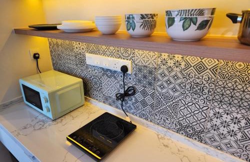 Ulu Kinta Apartamento | Unique Boho Style Condo with NETFLIX for up to 5PAX - Enjoy Mountain View while swimming at the Infinity Pool & Natural Hotspring Pool, 2mins walk to the Lost World of Tambun, Water Themepark at IPOH