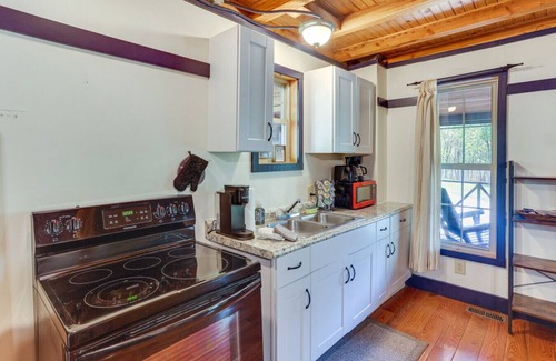 Taswell Cabina | Unique Castle Cabin Near Patoka!