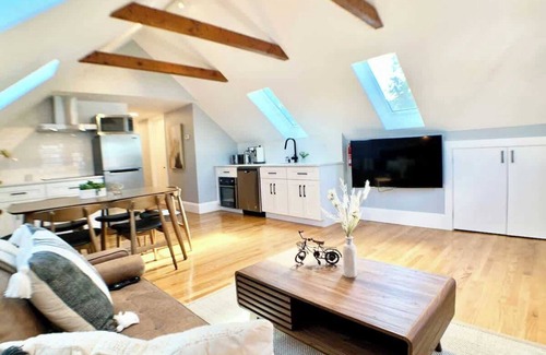 Arlington Apartamento | Unique Cathedral Ceiling Condo W/D, Parking