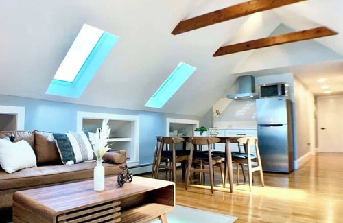 Arlington Apartamento | Unique Cathedral Ceiling Condo W/D, Parking