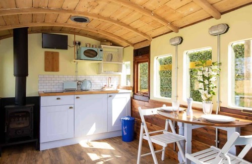 Birdham Casa | Unique & Comfy Remodelled Railway Carriage