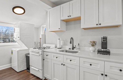 North Wales Cabaña | Unique & Cozy Carriage House ~ Queen Beds ~ Patio!