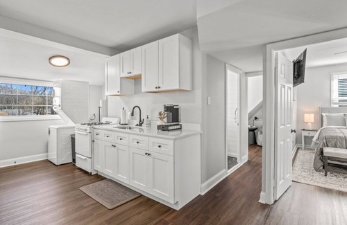 North Wales Cabaña | Unique & Cozy Carriage House ~ Queen Beds ~ Patio!