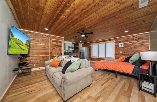 Crossville Cabina | Unique & Cozy Getaway Cabin king bed only 15min from Town