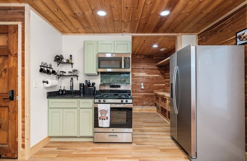 Crossville Cabina | Unique & Cozy Getaway Cabin king bed only 15min from Town