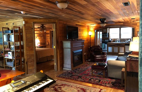 Chickamauga Casa | ¡Una casa de huéspedes única excava en la granja cerca de Chattanooga, TN y cabras!