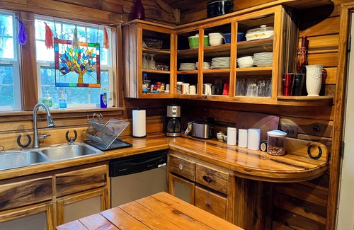 Chickamauga Casa | ¡Una casa de huéspedes única excava en la granja cerca de Chattanooga, TN y cabras!