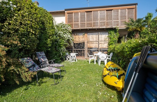 Sirmione Apartamento | Unique garden apartment in beach villa directly on the lake