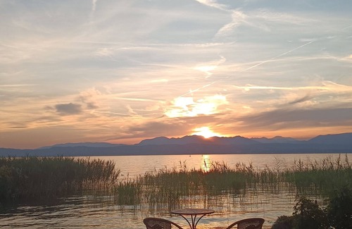Sirmione Apartamento | Unique garden apartment in beach villa directly on the lake