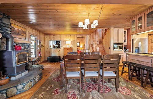 Ridgewood Cabina | Unique Hilltop Cabin on Ridgewood | Dog Friendly | Partial Tahoe Views | Spacious Deck