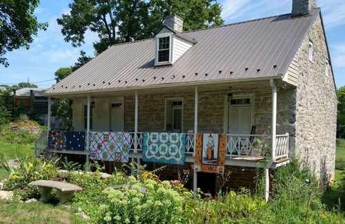 Hagerstown Cabaña | Unique Historic Cottage - Springhouse 1803