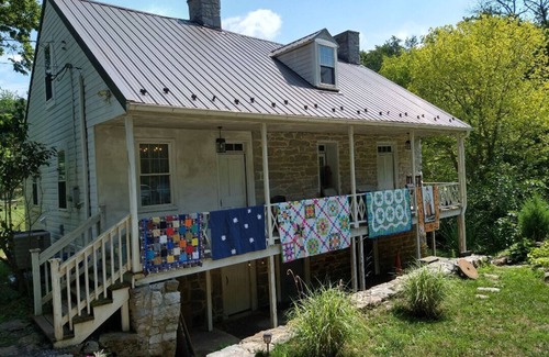 Hagerstown Cabaña | Unique Historic Cottage - Springhouse 1803