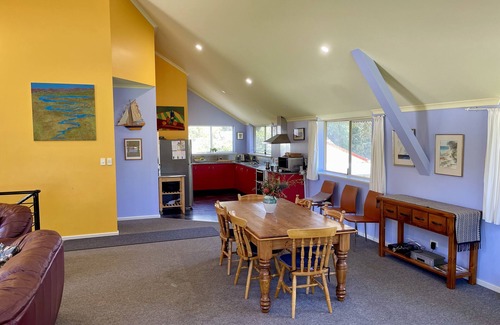 Little Grove Casa | Blue Poles Poco Grove Albany