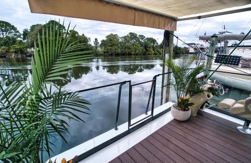 Merritt Island Complejo | Unique Houseboat Rental
